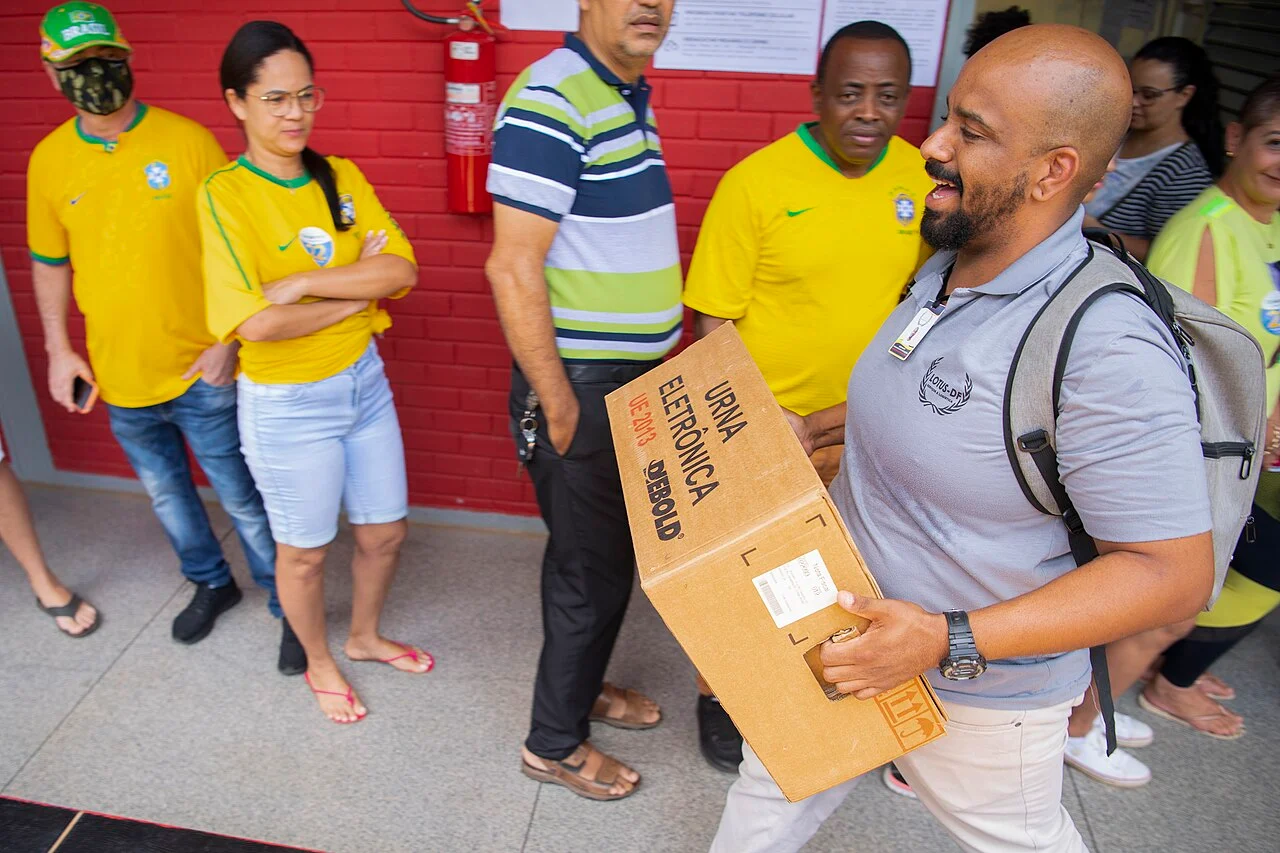 Imagen de archivo. Traslado de una caja de urna electrónica durante la jornada electoral brasileña de octubre de 2022.